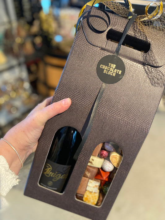 Chocolade en wijn in luxe verpakking.