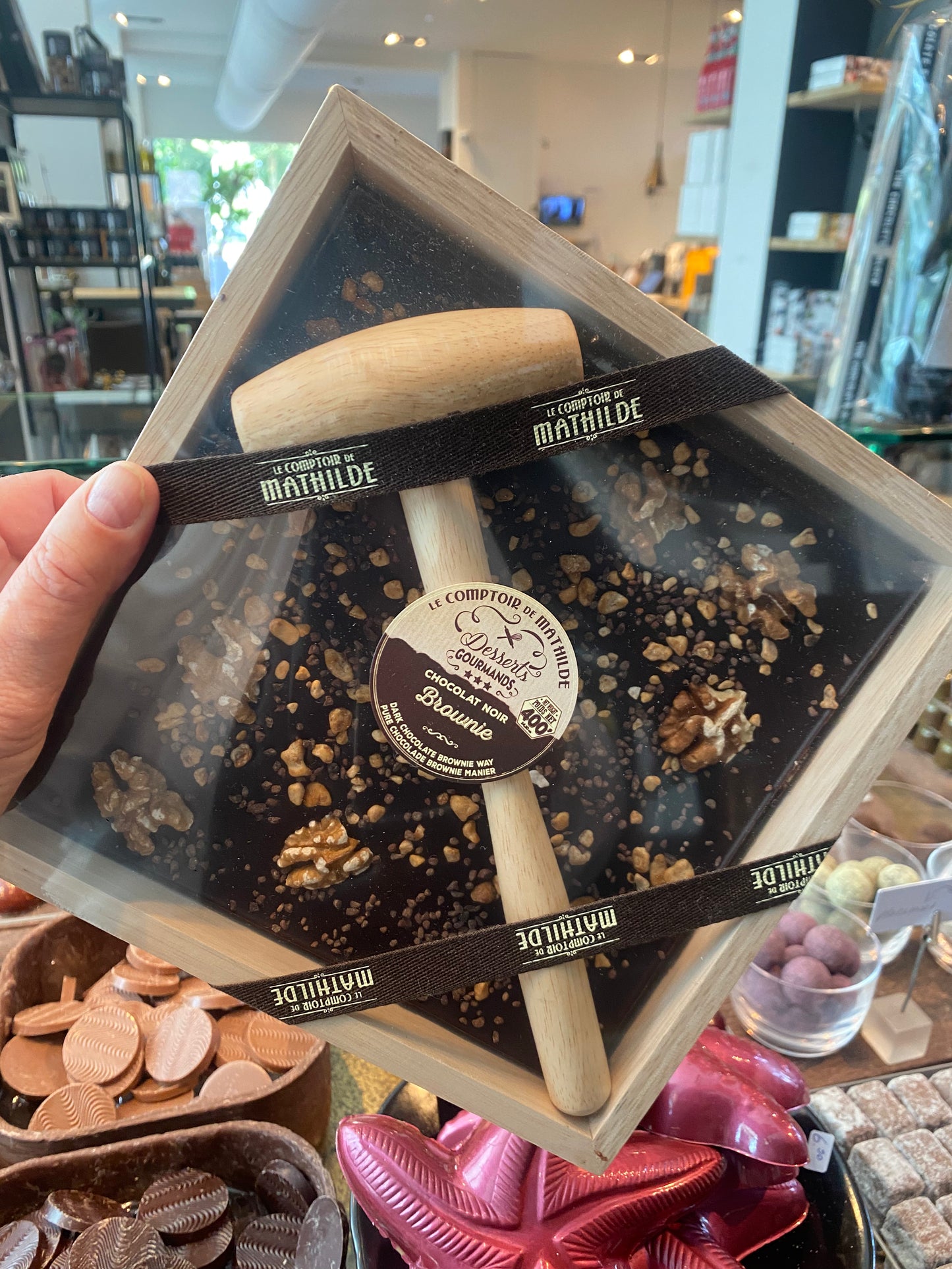 kistje chocolade met hamer en noten