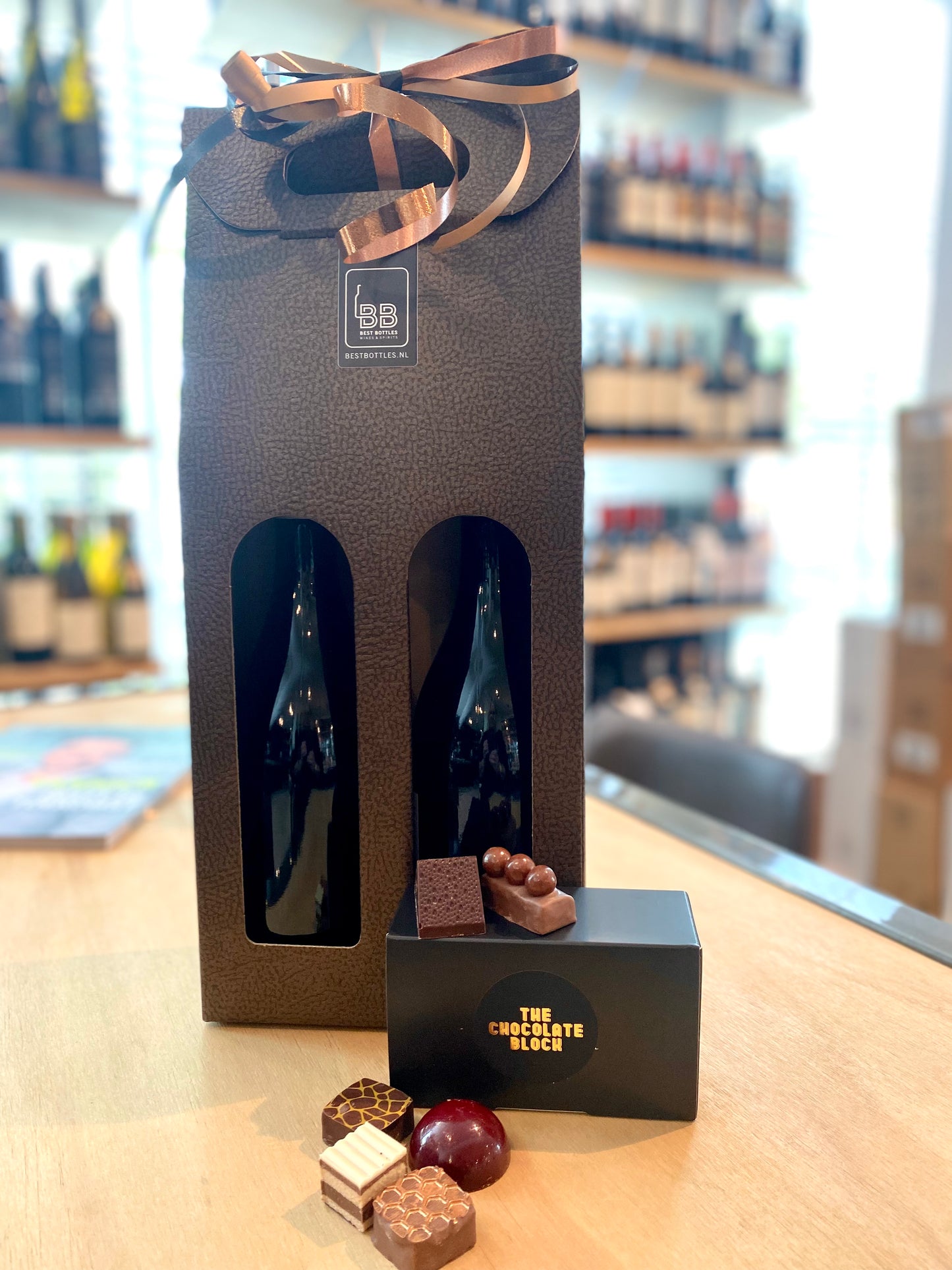 Pakket met wijn en chocolade van The Chocolate Block
