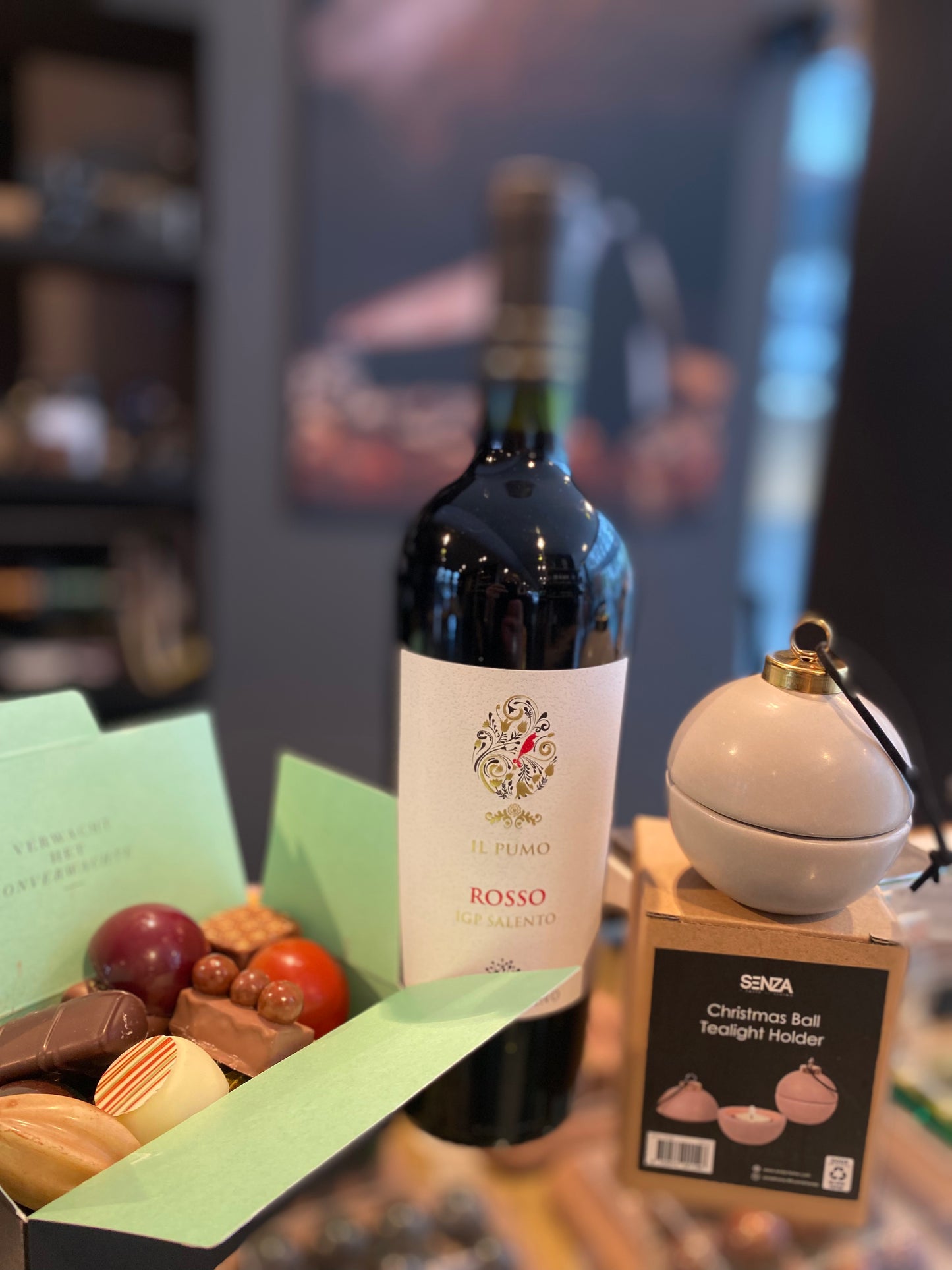 Kerstpakket met Visser Chocolade bonbons en kerstbal theelichthouder