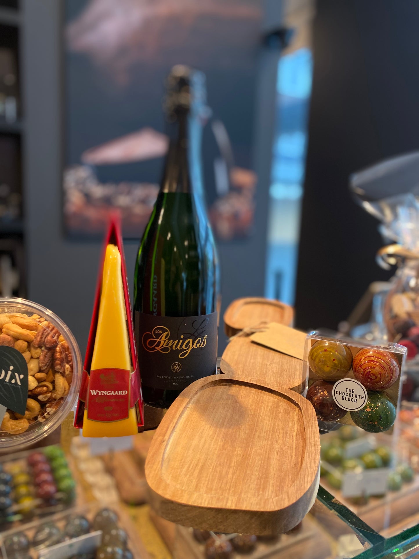 Kerst pakket met Picasso bonbons, borrelplank en delicatessen