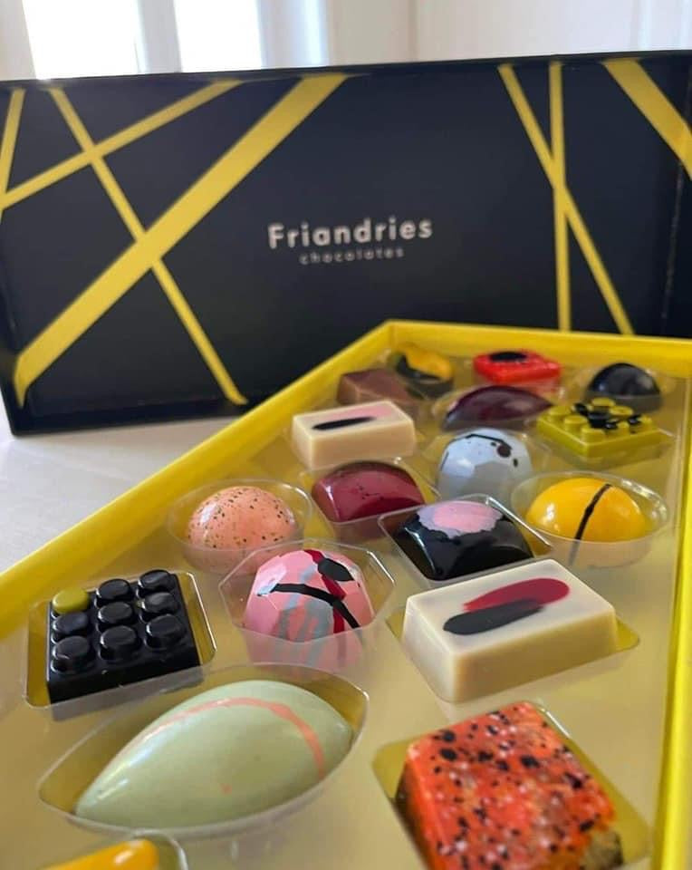 Luxe doos met krokante chocolade galetjes van Friandries is te koop bij Chocolaterie The Chocolate Block in Breda