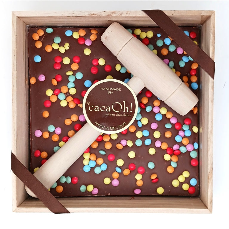 Kistje chocolade met smarties en hamer