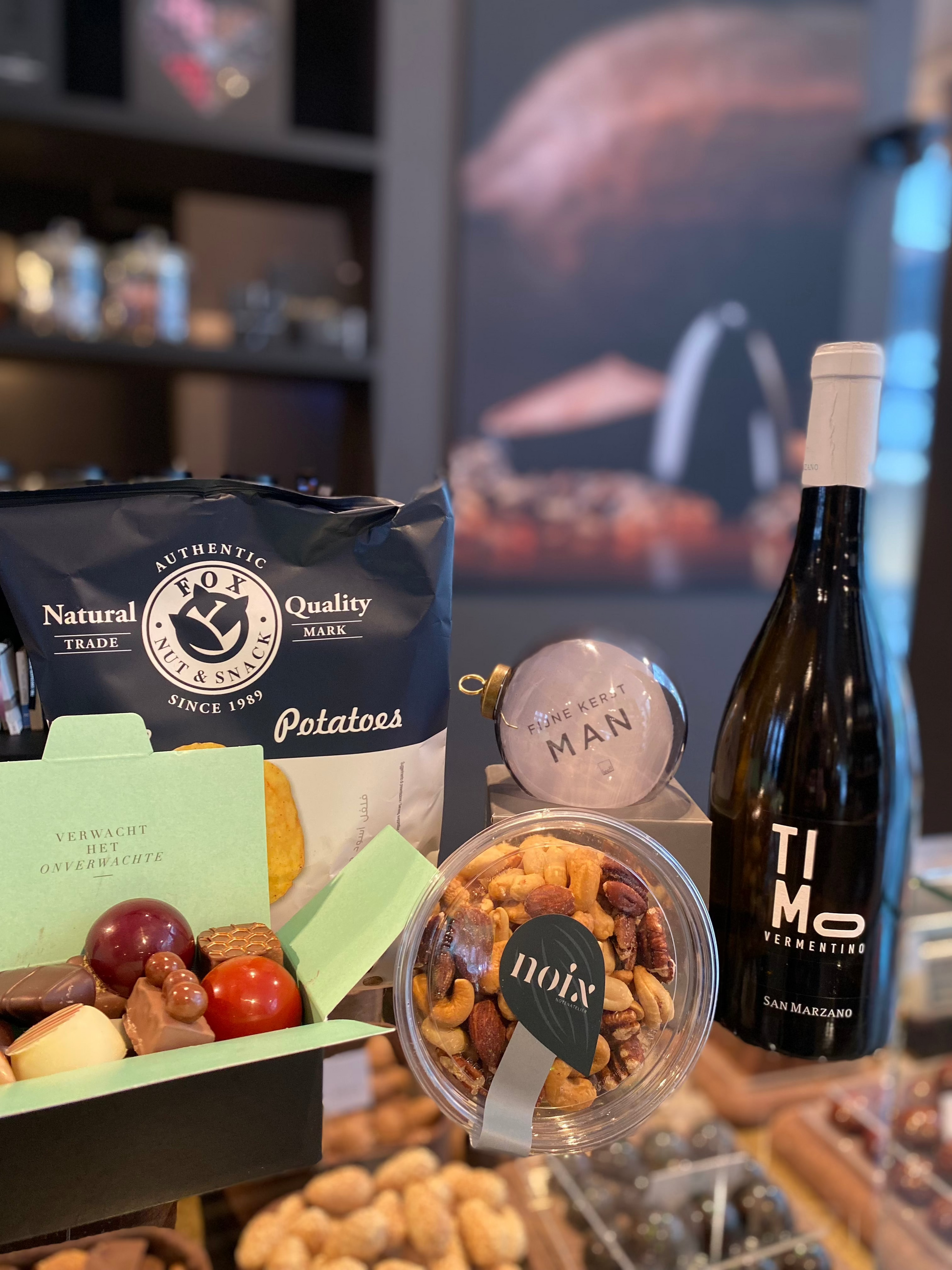 Kerst pakket met Visser Chocolade, wittewijn, delicatessen en kerstbal