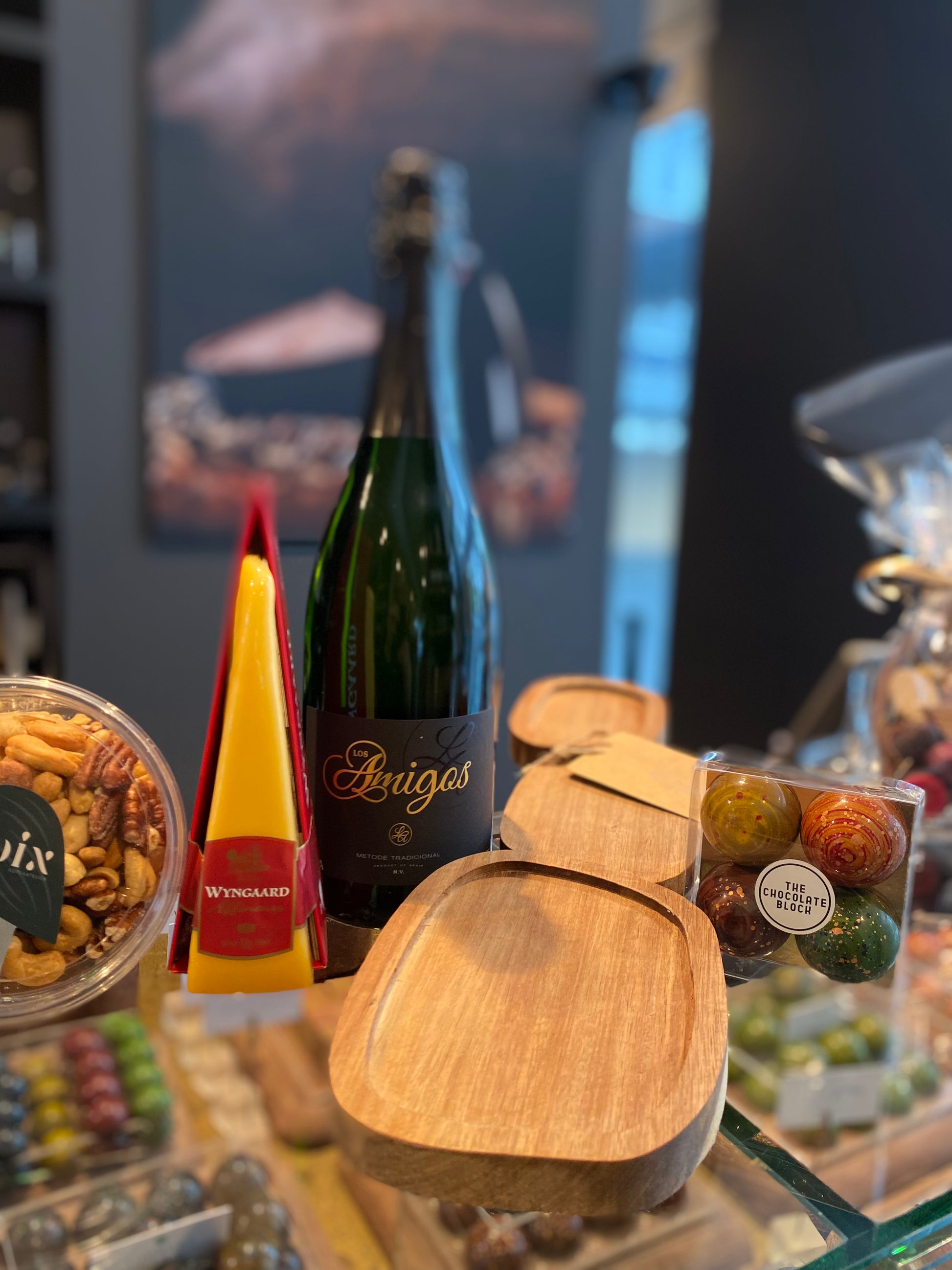Kerst pakket met Picasso bonbons, borrelplank en delicatessen