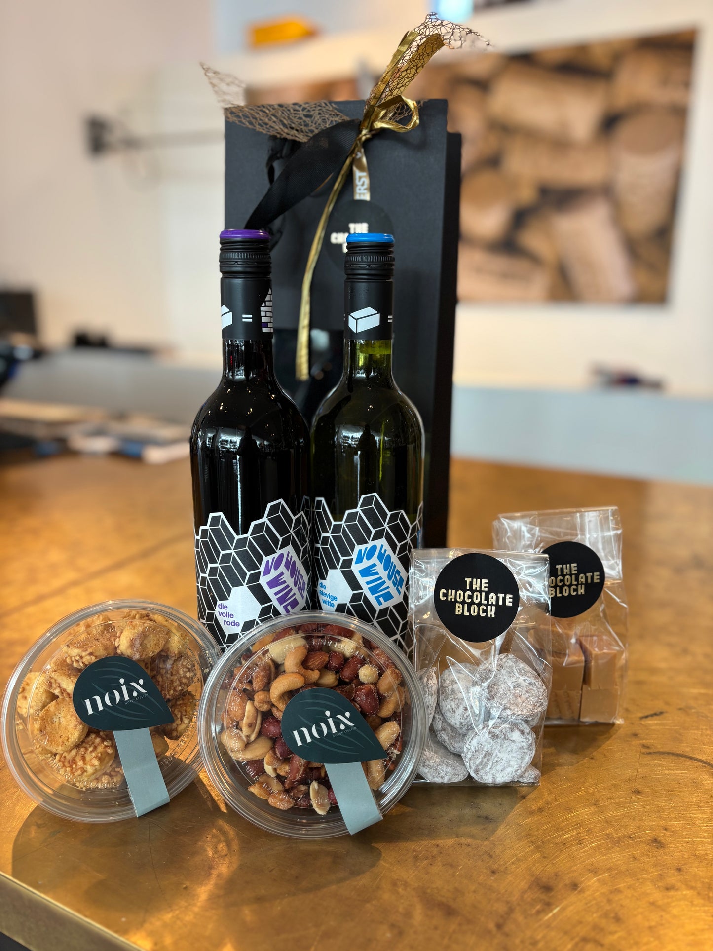 Witte en Rode Wijn Pakket met delicatessen