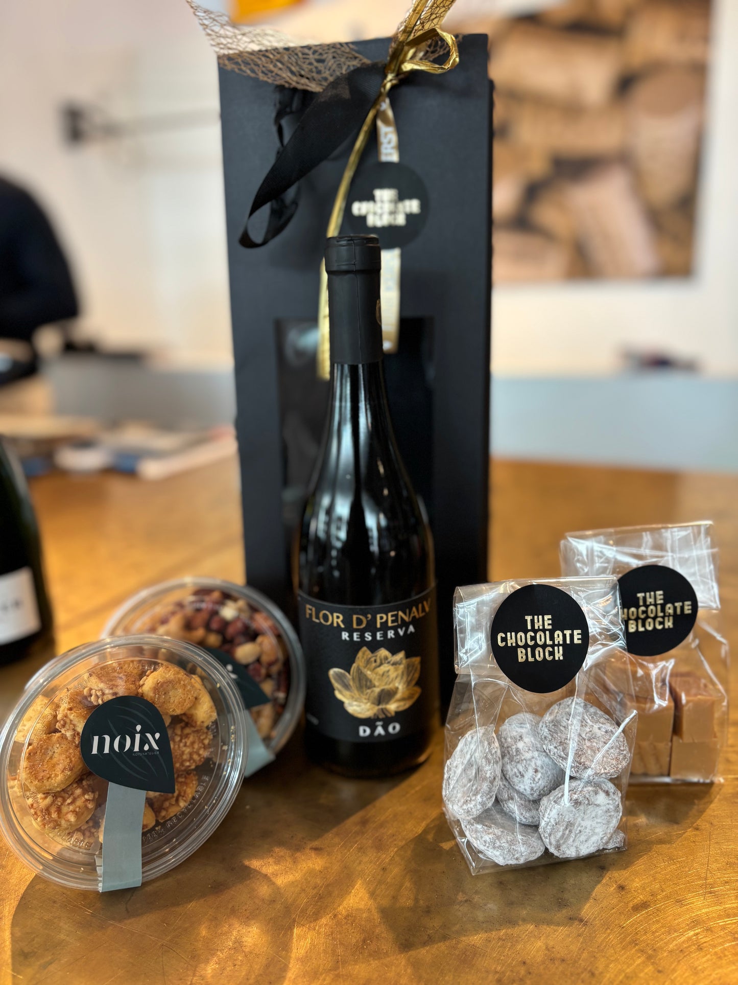 Rode wijn met Delicatessen in Luxe Draagtas