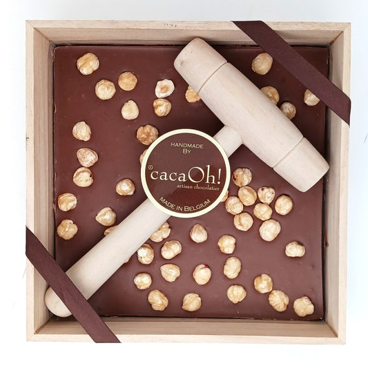 Kistje chocolade met noten en hamer van Chocolaterie The Chocolate Block