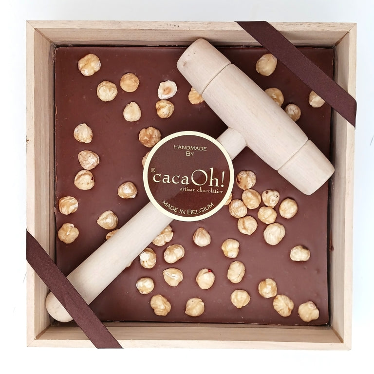 Kistje chocolade met noten en hamer van Chocolaterie The Chocolate Block