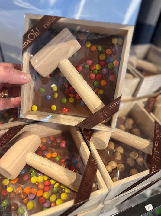 Kistje chocolade met smarties en hamer van Chocolaterie The Chocolate Block in Breda