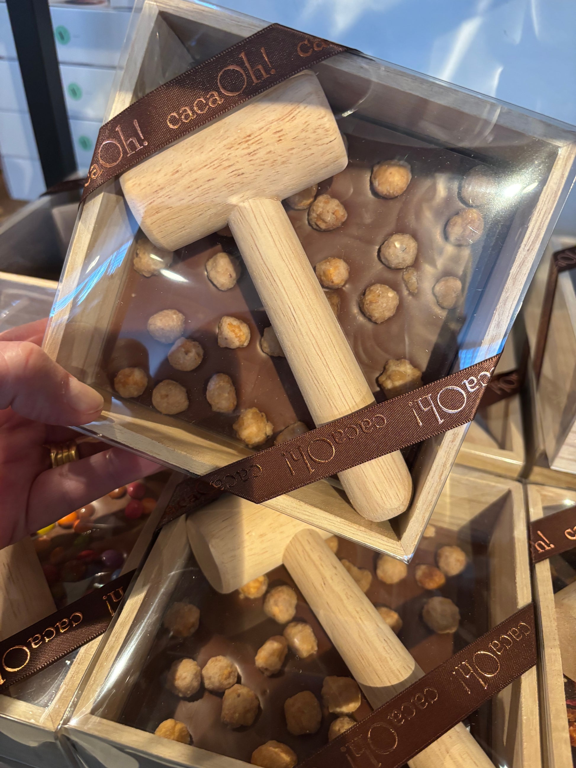 Kistje chocolade met noten en hamer