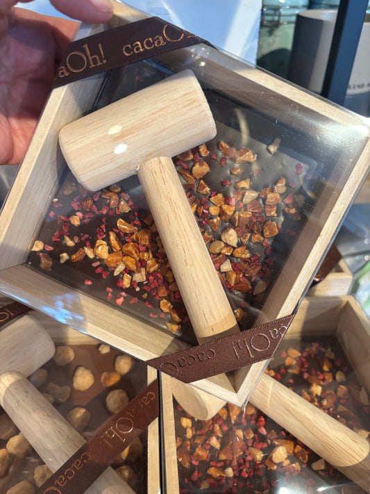 Kistje Chocolade met Karamel Amandelen en Hamer van Chocolaterie The Chocolate Block in Breda