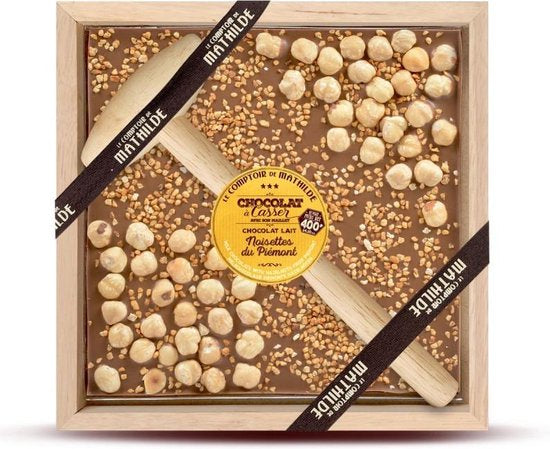Kistje chocolade met noten en hamer