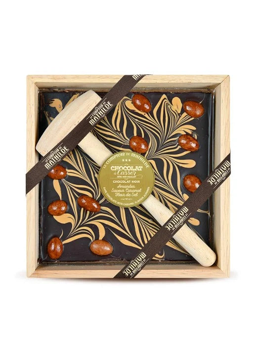 Kistje Chocolade Amandelen Karamel en zeezout met een hamer